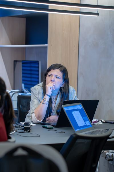 Participante com notebook — 2ª edição do Modo IA
